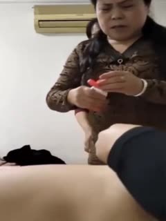 餐店叫了两个老鸡泄火，无奈条件太差，连个套都没有，阿姨直接找个塑料袋套在鸡巴上帮口