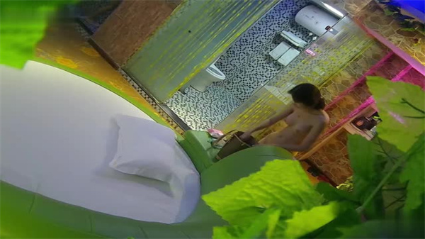 酒店偷拍情侣开房实录！帅气猛男激情狂干气质苗条女友，高清盗摄视角记录全程呻吟