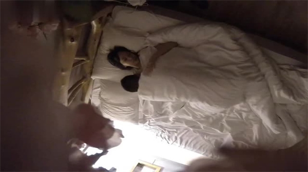 不良酒店偷拍实录！鲜嫩学妹遭巨根男友疯狂抽插内射